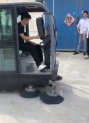 揚(yáng)子全封閉掃地車，客戶上門試機(jī)中！